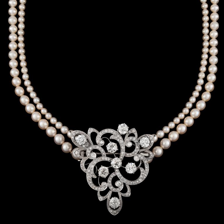 A diamond brooch/pendant with a two strand cultured pearl necklace, tot. app. 6 cts.