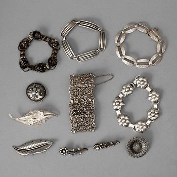 BROSCHER samt ARMBAND, silver, 11 delar, 1900-tal: Tot. vikt ca 169 gram.