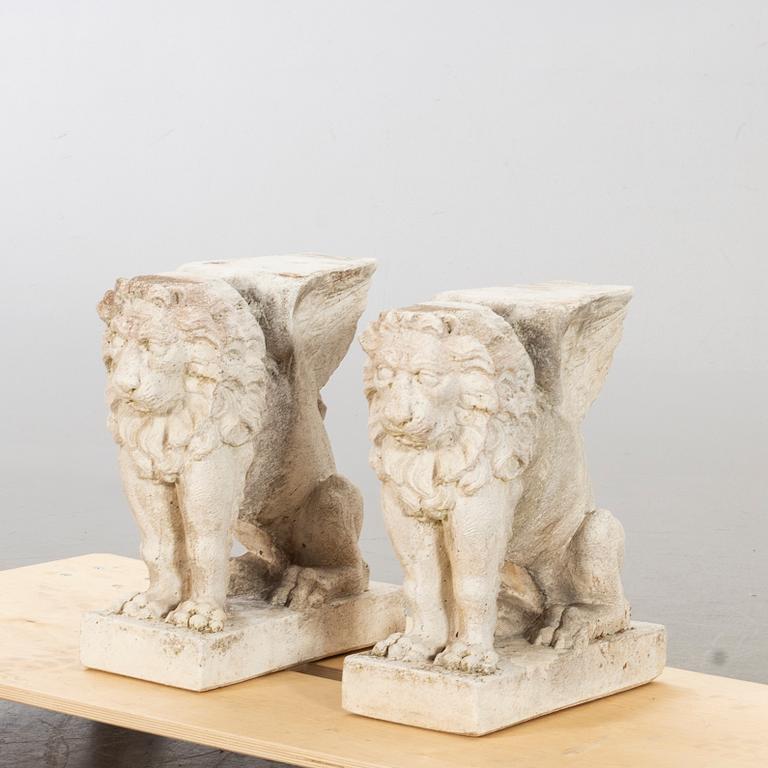 BÄNKUNDERREDE I FORM AV BEVINGADE LEJON, ett par, stenmassa.