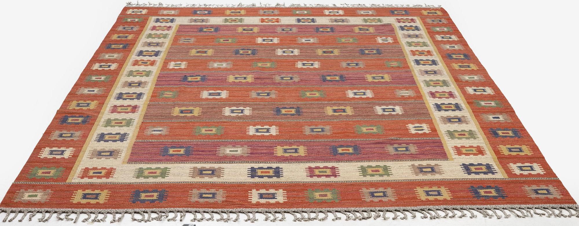 Märta Måås-Fjetterström, a flat weave 'Röd grön äng' carpet, c. 402 x 305 cm, signed MMF.