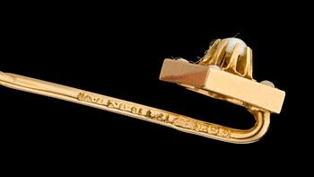 NÅL, 18 k guld med pärlor. Vikt ca 1 g.
