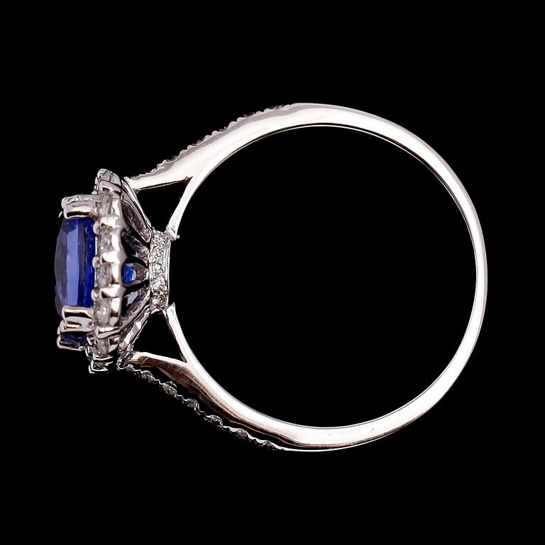 RING, 18 k vitguld, blå tanzanit 2.69 ct, briljantslipade diamanter tot ca 0.53 ct.