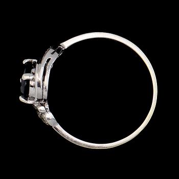 RING, vitguld med diamanter och safir. Total vikt ca 2,4 g.