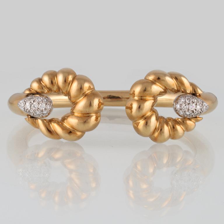 ARMRING, 18K guld samt åttkantslipade diamanter. Vikt 40,5 gram.
