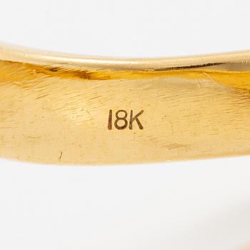 Ring, 18K gold with baguette-cut and brilliant-cut diamonds.