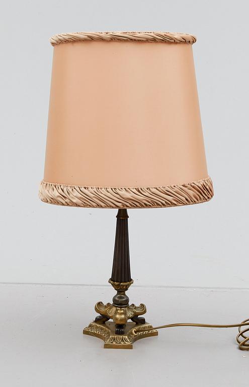 BORDSLAMPA, mässing, empirestil, 1900-talets mitt.