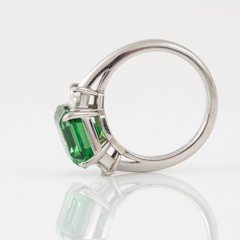 RING signerad Tiffany & co, med obehandlad tsavoritgranat, 5.70 ct och diamanter.