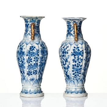 A pair of blue and white vases, Qing dynasty, Kangxi (1662-1722).