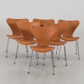 A SET OF 6 ARNE JACOBSEN "SERIES 7" CHAIRS BY FRITZ HANSEN.