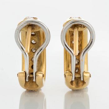 A pair of earrings in 18K gold set with round brillliant-cut diamonds total weight ca 0.90 cts.