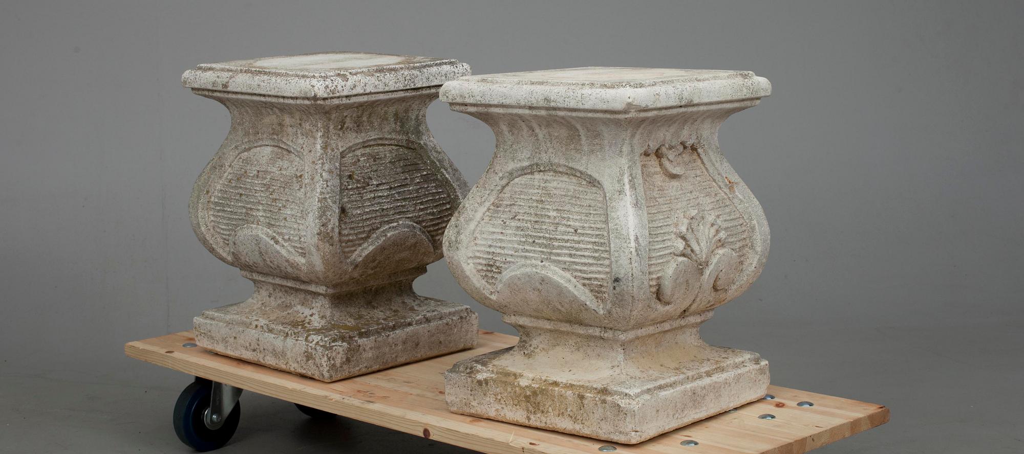 TRÄDGÅRDSPOSTAMENT, ett par, konststen, England 1900-tal.