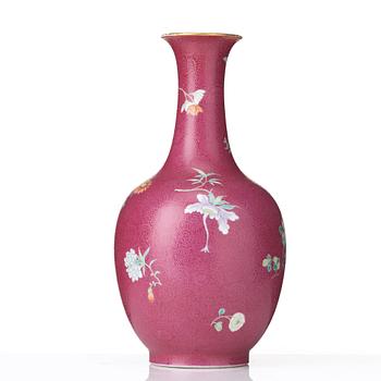 A pink scgrafitto vase, Qing dynasty with Qianlong mark.