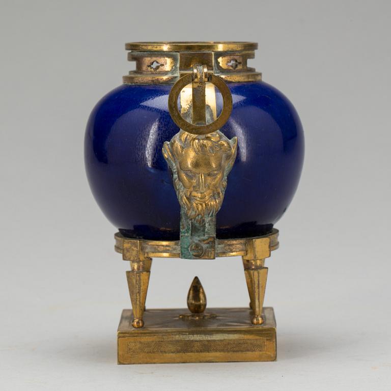 URNA PÅ FOT, senempire, 1800-tal.