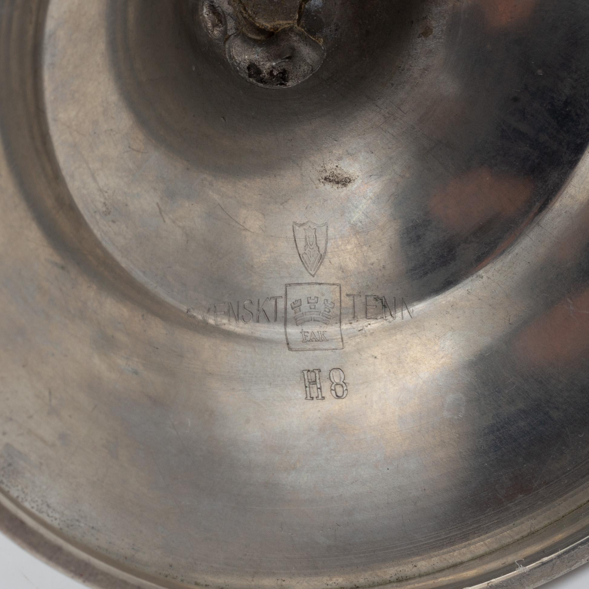 Ask med lock, tenn, Carl-Einar Borgström, samt ett par kandelabrar, tenn, Stockholm, 1934.