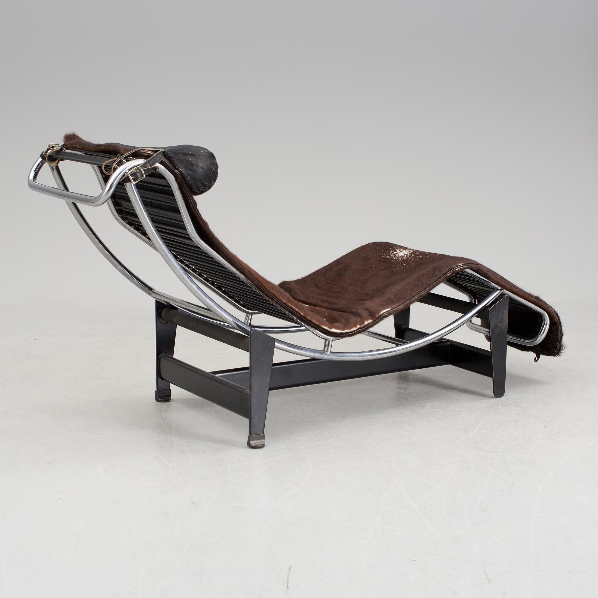 A LE CORBUSIER LC4 LOUNGECHAIR.