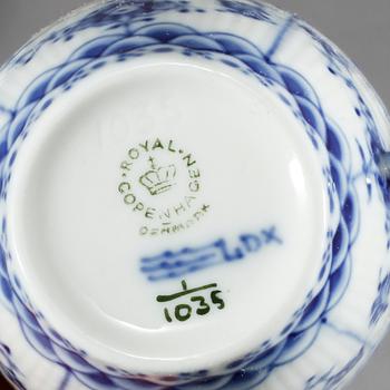 SERVISPORSLIN, 16 st, porslin, "Musselmalet", Royal Copenhagen, 1900-talets andra hälft.