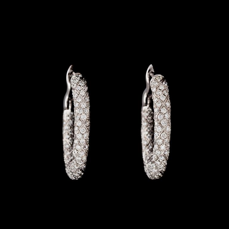 A pair of brilliant cut diamond earrings, tot. 5.33 cts.