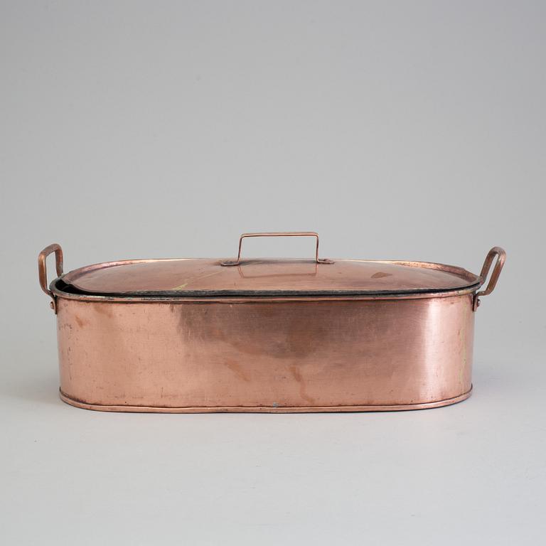 A 19TH CENTURY COPPER FISH KETTLE.