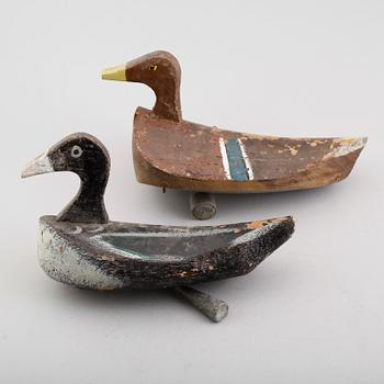 VETTAR, 2 st, målat trä, 1800-/1900-tal.
