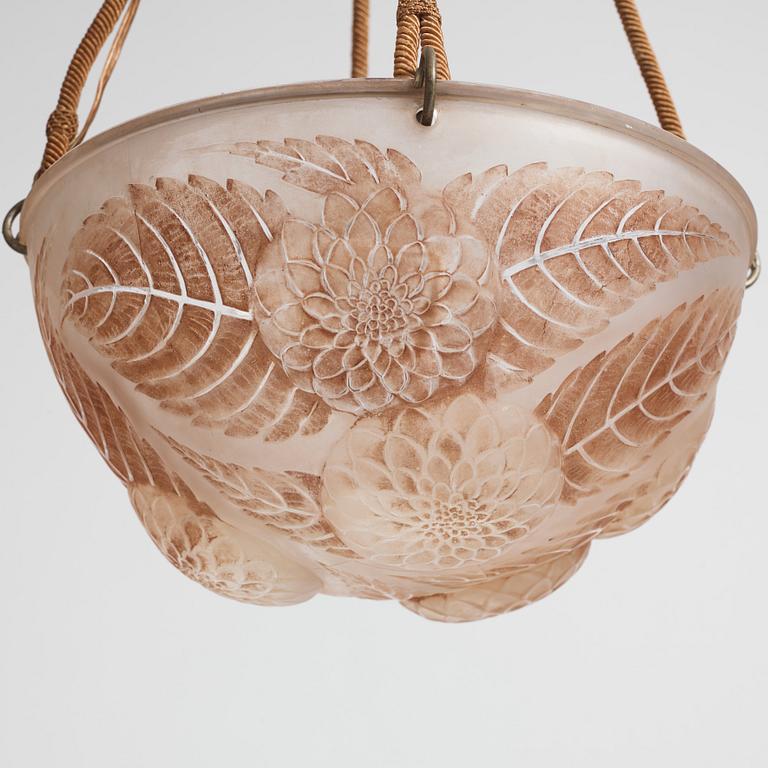 René Lalique, taklampa, formgjutet glas, "Dahlias", Frankrike 1920-30-tal.