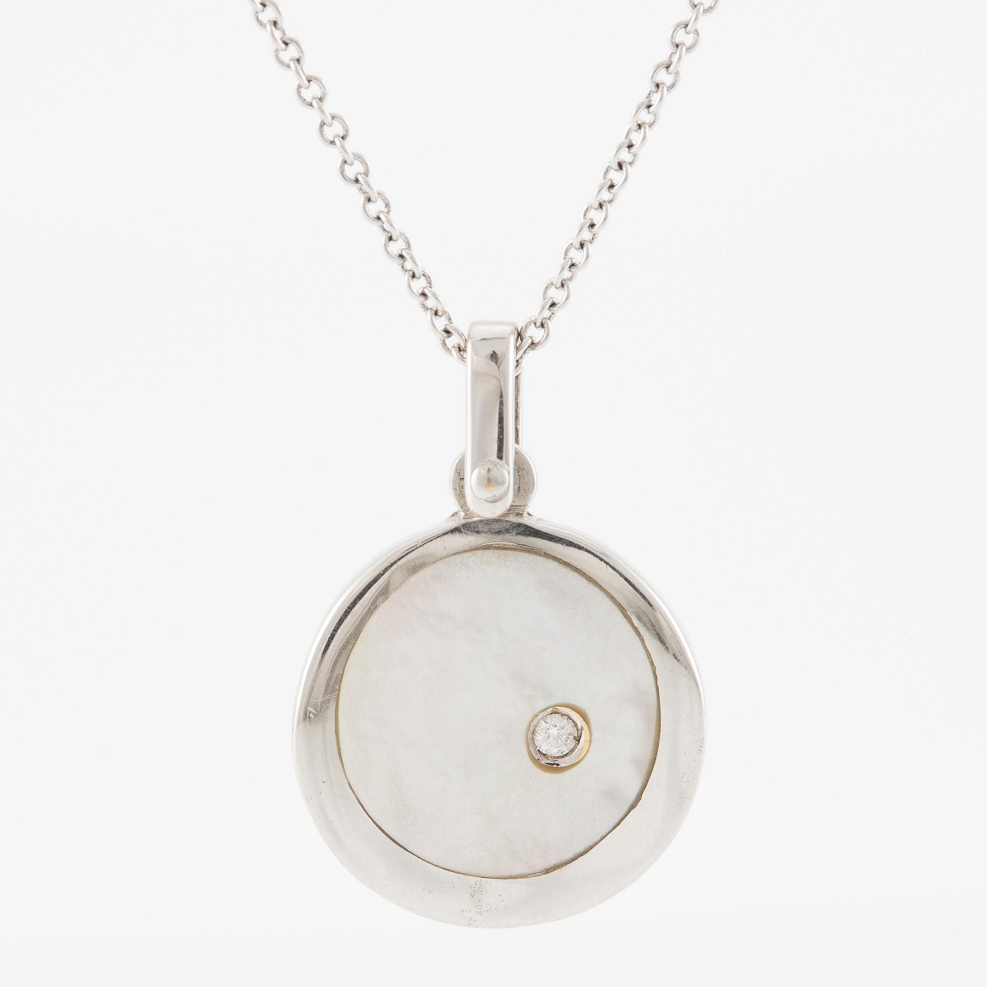 Hänge med kedja, 18K vitguld med pärlemor och briljantslipad diamant.