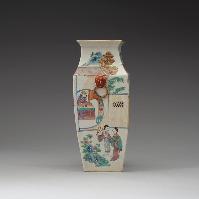 VAS, porslin. Qing dynastin, 1800-tal.