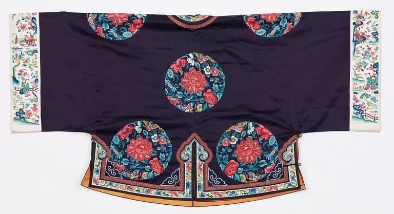 JACKET, silk. China late Qing. Height 64 cm.