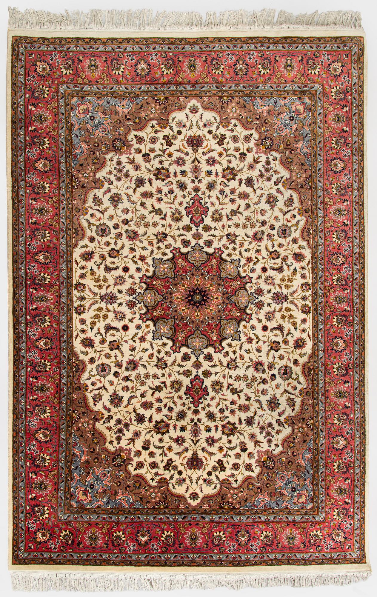 A Tabriz rug, approx. 276 x 183 cm.