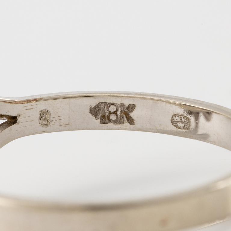 Ring, 18K vitguld med åttkantslipade diamanter.