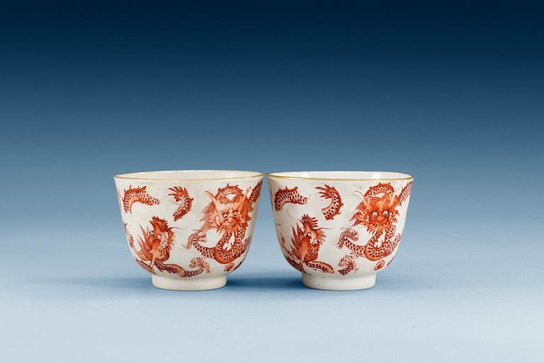 A pair of dragon cups, late Qing dynasty (1644-1912), with seal mark.