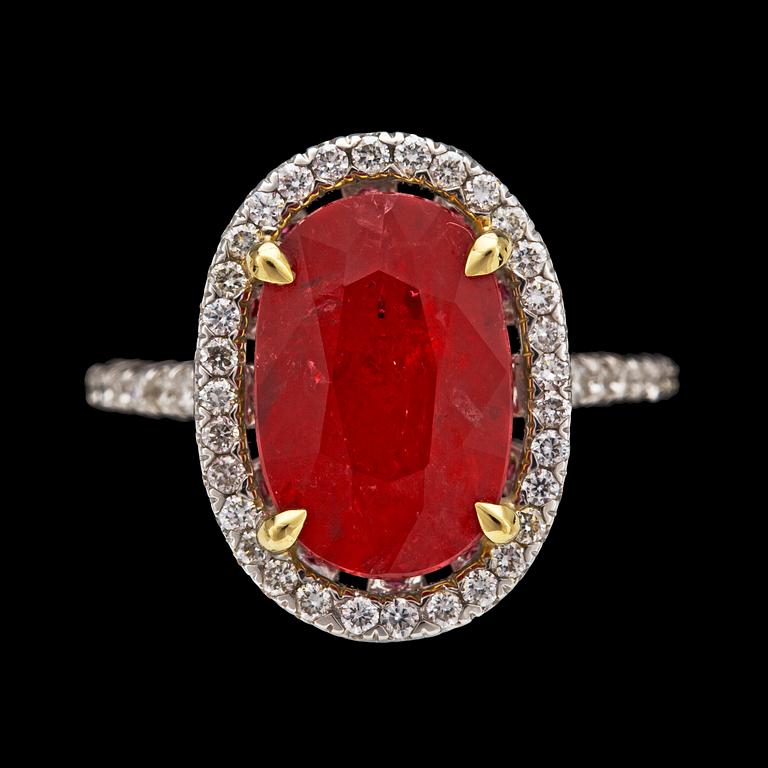A ruby, 5.27 cts, and brilliant cut diamond ring, tot. 0.92 cts.