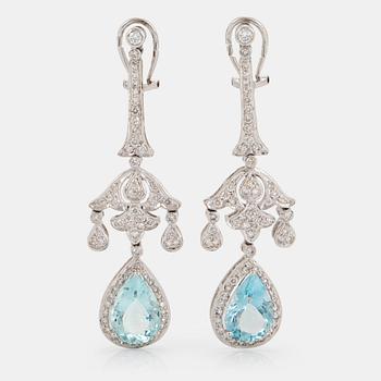 1074. A pair of 18K white gold earrings set with faceted aquamarines with a total weight of 7.50 cts.