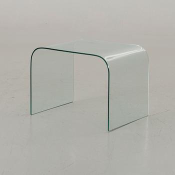 A SMALL GLASS SOFA TABLE.