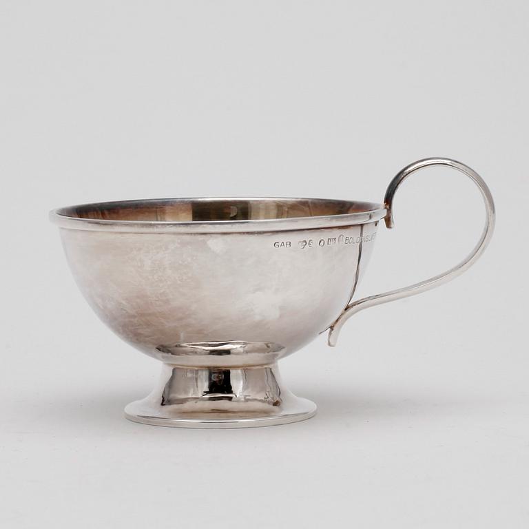 PUNCHMUGGAR, 6  st samt FAT, silver, bla CG Hallberg, Stockholm 1946. Total vikt 387 gr.