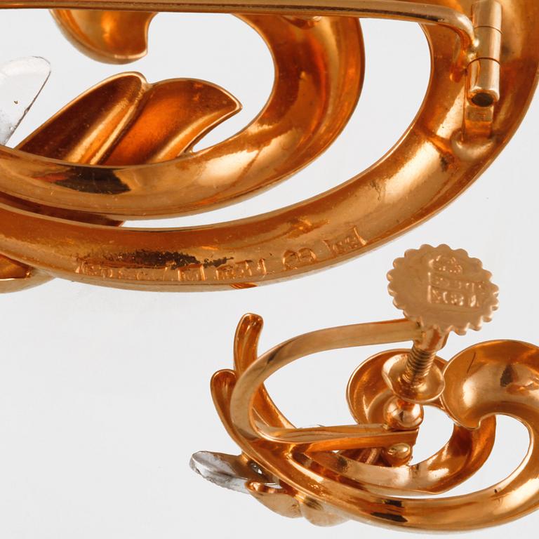 BROSCH SAMT ÖRHÄNGEN, 18K guld med briljantslipade vita safirer, Gustav Dahlgren & Co, Malmö, 1953. Vikt 8,5 gram.