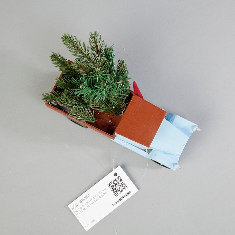 LASTBIL MED TOMTE OCH GRAN, NK 2014, JoAnn Tan Studio.