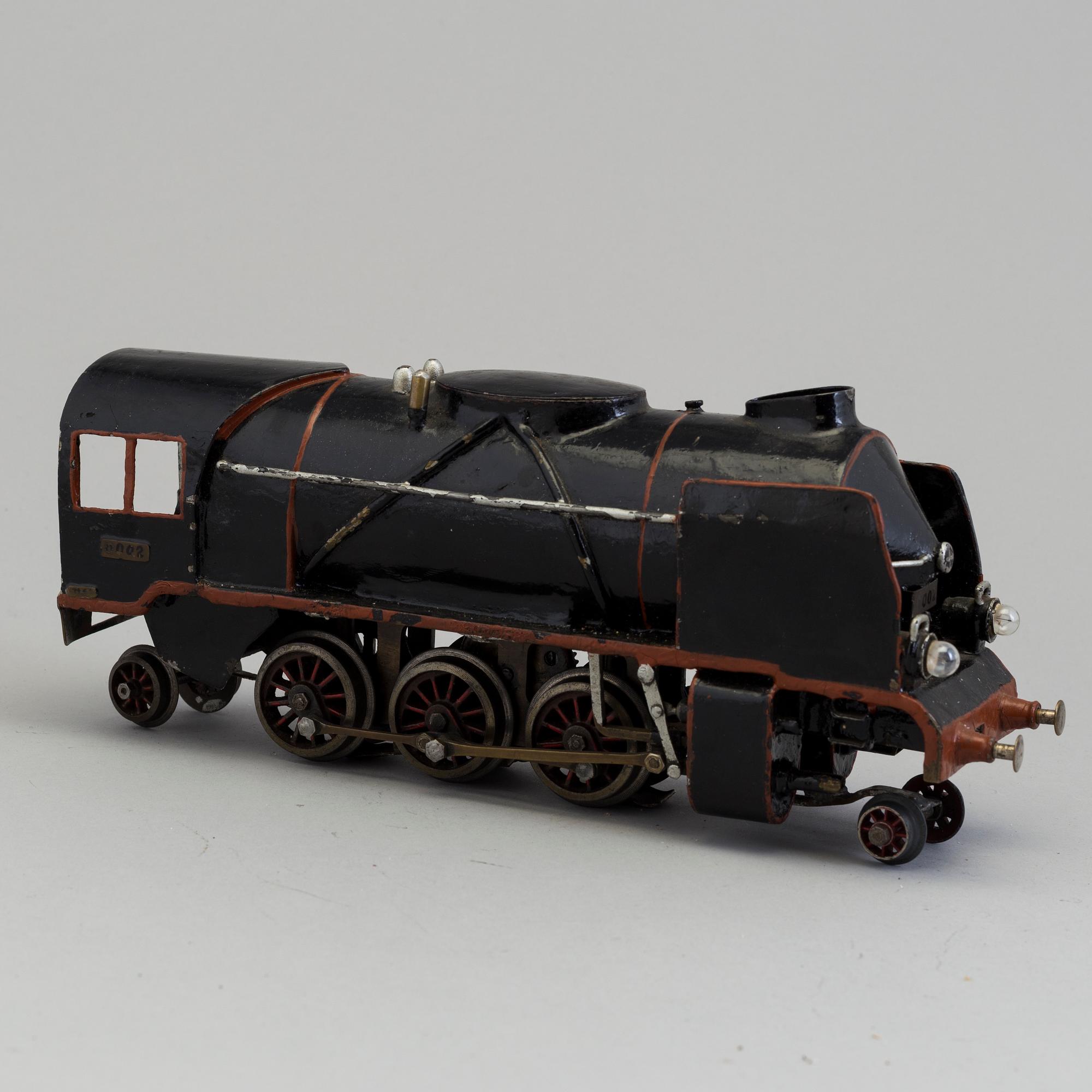 18 parts of modelltrains including Märklin, Bing Wercke, Karl Bub Germany, first half of the 20th century.