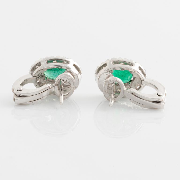 Earrings, a pair with brilliant-cut diamonds and emeralds.