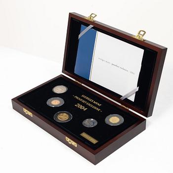 Coin set, “Sveriges mynt proofset exclusive”, comprising a year set and a gold coin commemorating the 250th anniversary of the Royal Palace.