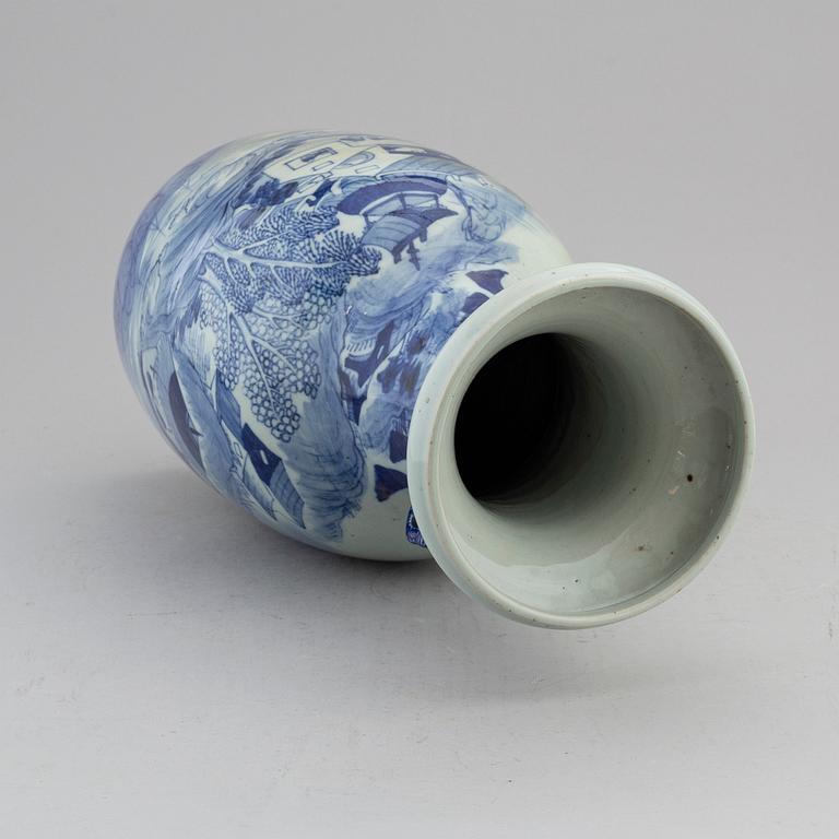 A blue and white floor vase, Qing dynasty, late 19th century.