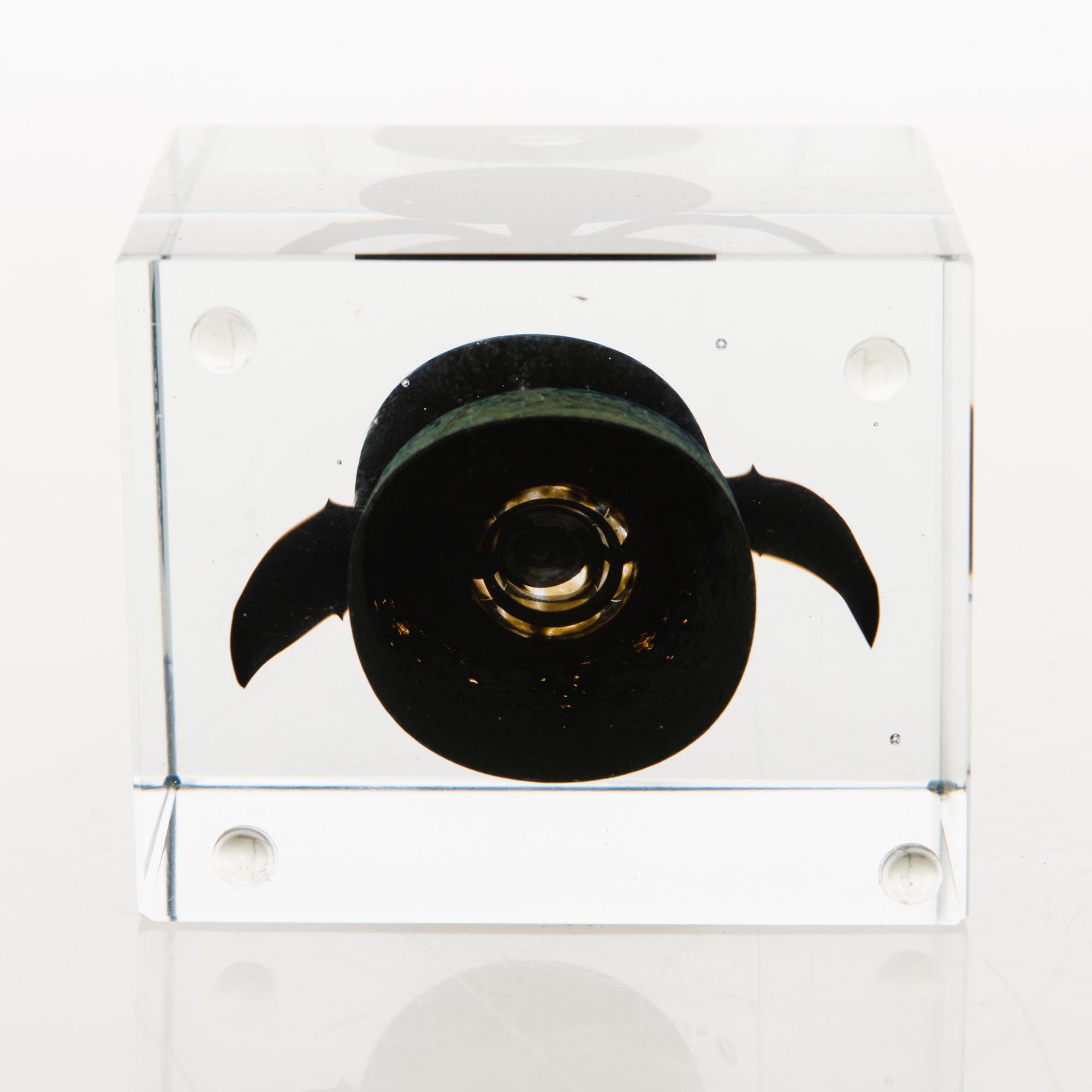 OIVA TOIKKA, An annual glass cube, signed Oiva Toikka Nuutajärvi 1977 and numbered 803/2000.