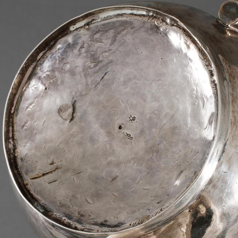 KANNA, silver, otydliga stämplar, möjligen Nederländerna, 1800-talets första hälft. Total vikt 265 g.