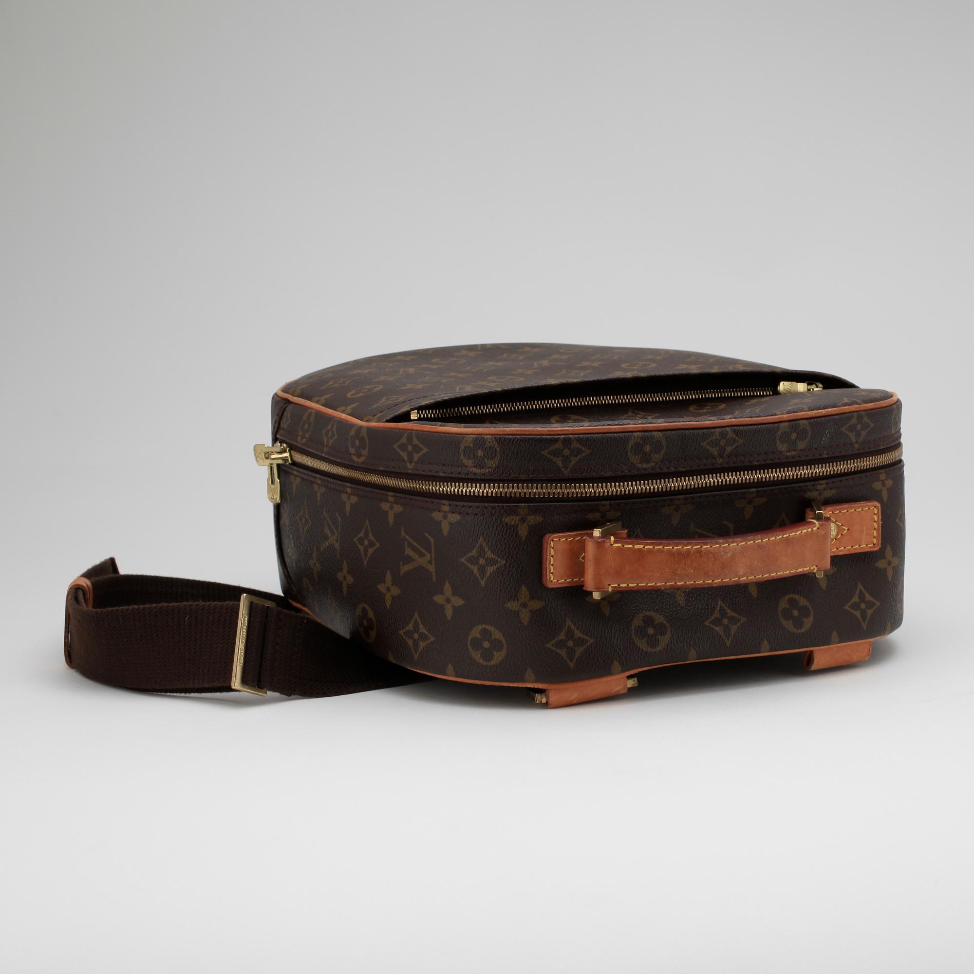 LOUIS VUITTON, a Monogram canvas messenger bag.