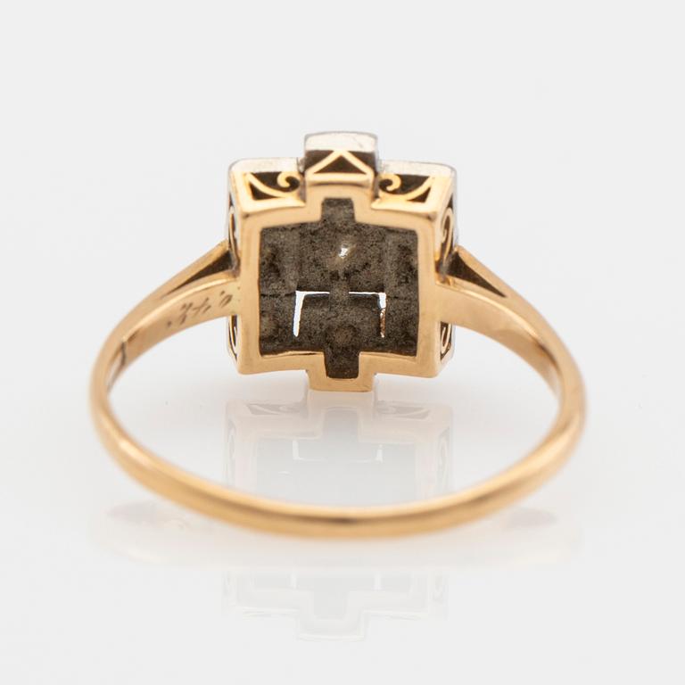 Ring, 18K guld med briljantslipade diamanter.