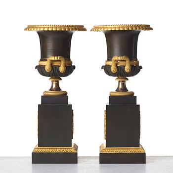 A pair of French Empire urns, beginning of 19th century.