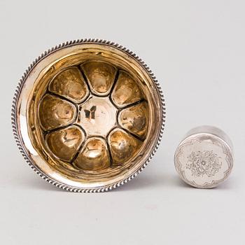 A silver bowl and a silver box, mark of Gustaf Adolf Strömbäck, Helsinki 1843 and Carl Fridolf Ekholm, Helsinki 1864.