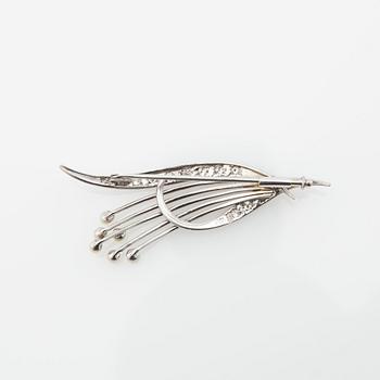 Brooch, 18K white gold with diamonds and pearls.