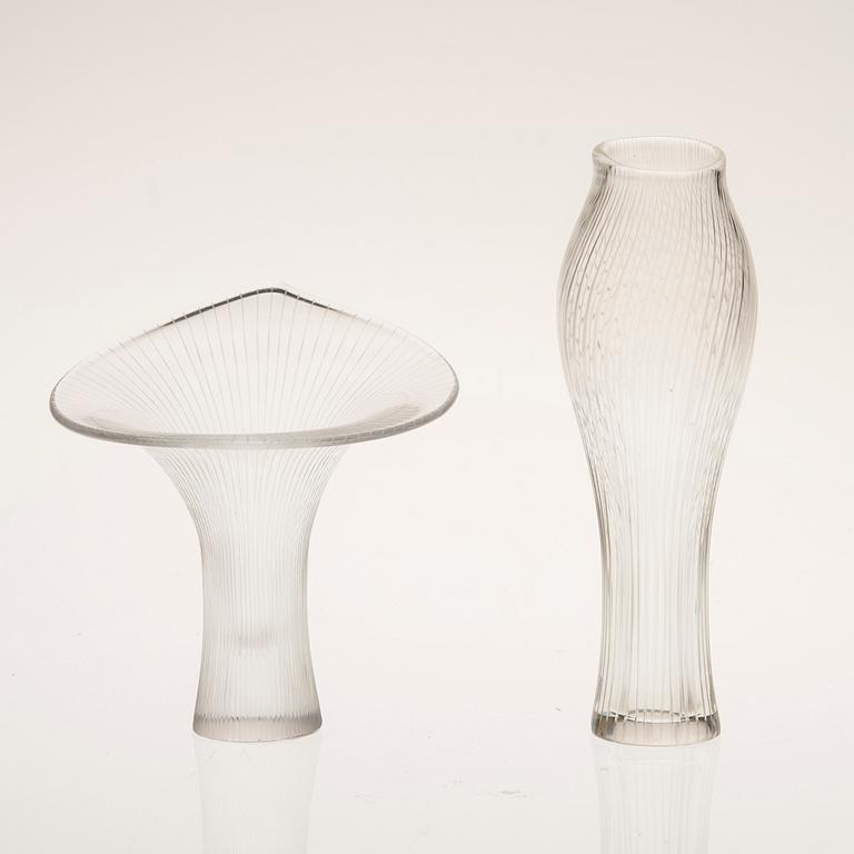 VAS, 2 st, glas, "Kantarell" och "Fölfot", signerad Tapio Wirkkala, Iittala. 1900-talets mitt.