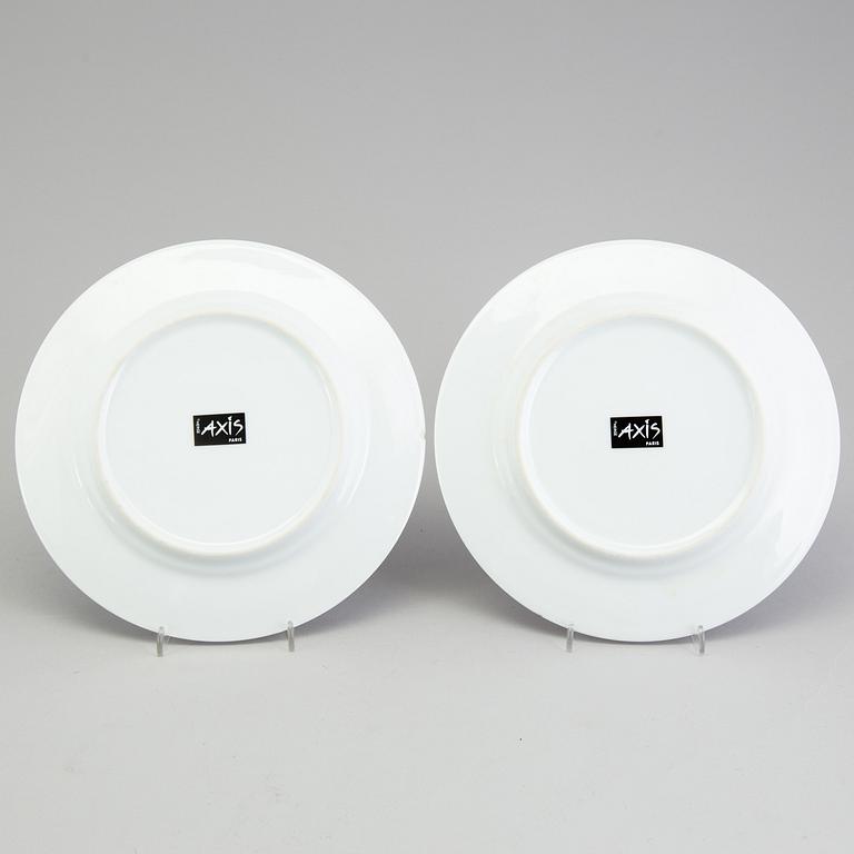 A set of 6 dinnerplates and two small plates and a serving tray depicting Tintin, Axis, France.