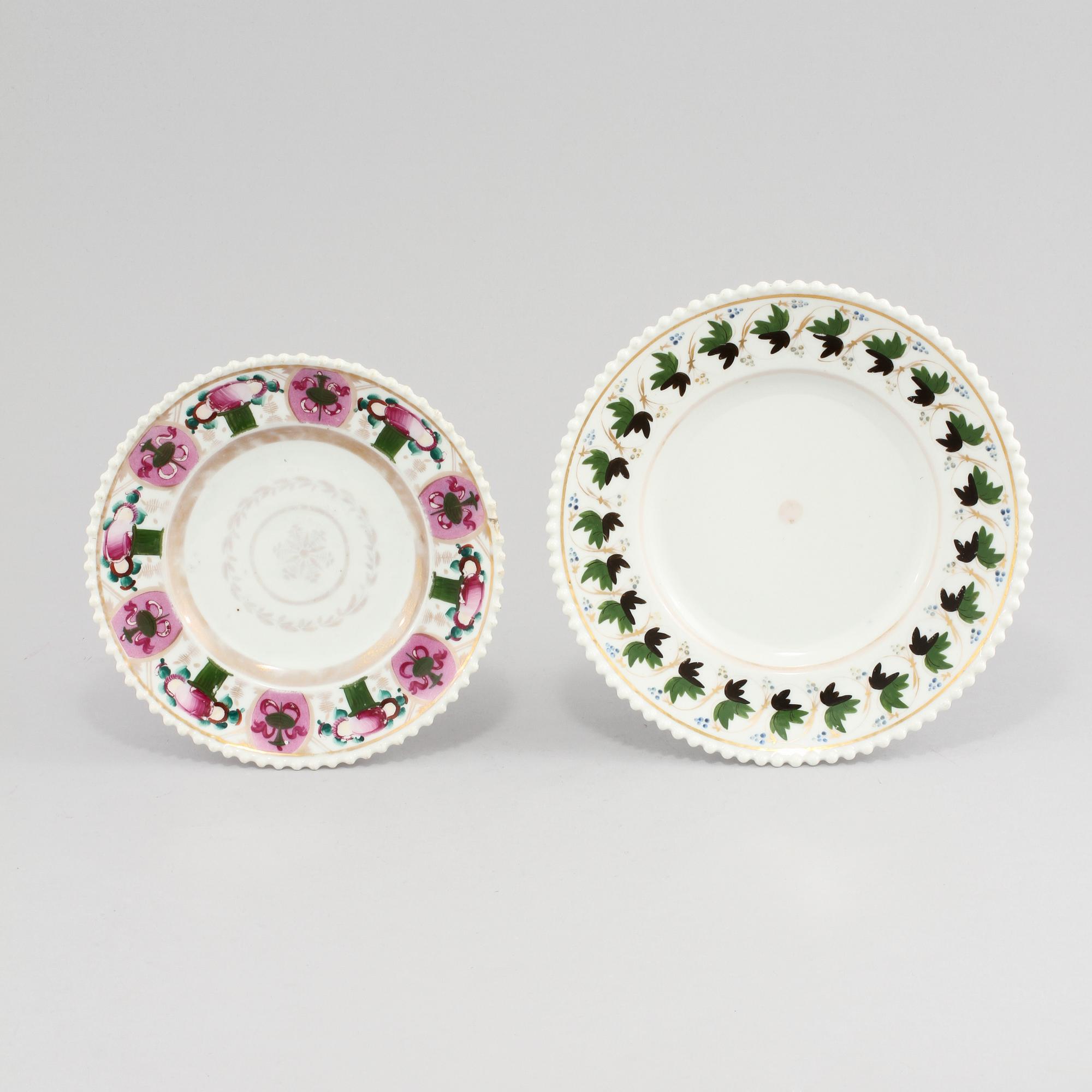 TALLRIKAR, 2 st, porslin, delvis Novyi, Ryssland, omkring 1800-talets mitt.